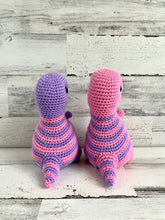 Lade das Bild in den Galerie-Viewer, Amethyst &amp; Pink - Chubby Dinosaur
