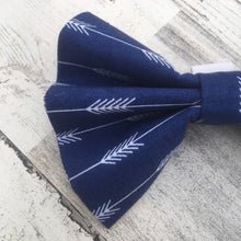 Cargar imagen en el visor de la galería, Blue Arrows - Slip-on Bow Tie
