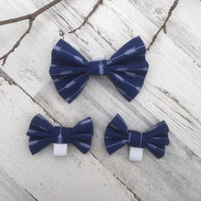 Cargar imagen en el visor de la galería, Blue Arrows - Slip-on Bow Tie
