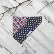 Charger l&#39;image dans la galerie, Reversible Stars &amp; Stripes - Slip On Pet Bandana
