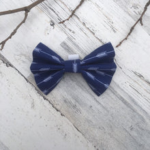 Cargar imagen en el visor de la galería, Blue Arrows - Slip-on Bow Tie
