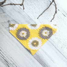 Charger l&#39;image dans la galerie, Yellow Daisy - Slip On Pet Bandana
