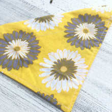 Charger l&#39;image dans la galerie, Yellow Daisy - Slip On Pet Bandana
