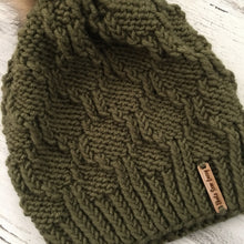 Charger l&#39;image dans la galerie, Diamonte Beanie - Faux Fur Pom
