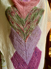 Cargar imagen en el visor de la galería, Daisy Mix - Last Light Shawl
