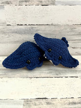 Lade das Bild in den Galerie-Viewer, Blueberry Ray - MEGA Plush
