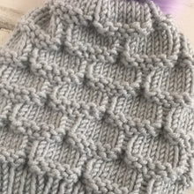 Lade das Bild in den Galerie-Viewer, Gray Treble Beanie
