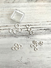 Cargar imagen en el visor de la galería, White Silicone Stitch Markers - Various Sizes
