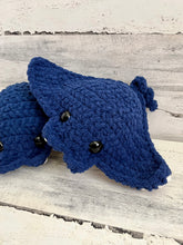 Lade das Bild in den Galerie-Viewer, Blueberry Ray - MEGA Plush
