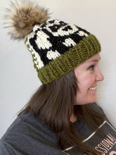 Cargar imagen en el visor de la galería, PDF Pattern - The Hungry Panda Beanie - Knitting
