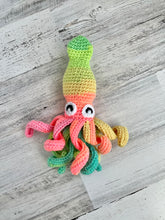 Lade das Bild in den Galerie-Viewer, Retro Pastel Squid
