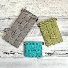 Cargar imagen en el visor de la galería, Gridlines Squeeze Pouch
