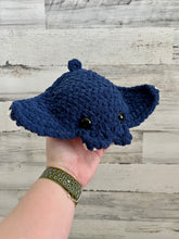 Lade das Bild in den Galerie-Viewer, Blueberry Ray - MEGA Plush
