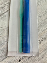 Load image into Gallery viewer, Susan Bates x Bernat - Luxite Plastic Crochet Hooks - L-11 &amp; Q
