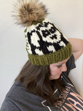 Cargar imagen en el visor de la galería, PDF Pattern - The Hungry Panda Beanie - Knitting
