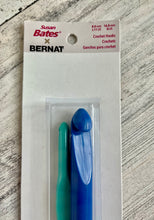 Load image into Gallery viewer, Susan Bates x Bernat - Luxite Plastic Crochet Hooks - L-11 &amp; Q
