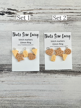 Lade das Bild in den Galerie-Viewer, Cheese and Crackers - TSL Stitch Markers
